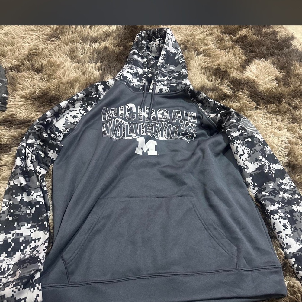 Colosseum Black and Gray Michigan Wolverines Hoodie